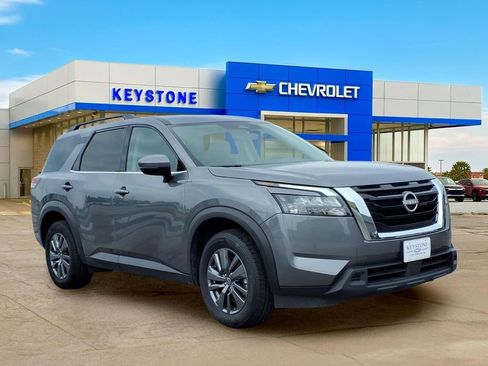 Used 2025 Nissan Pathfinder SV FWD image 1