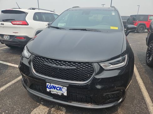 Used 2023 Chrysler Pacifica Touring-L w/ S Appearance Package FWD image 2