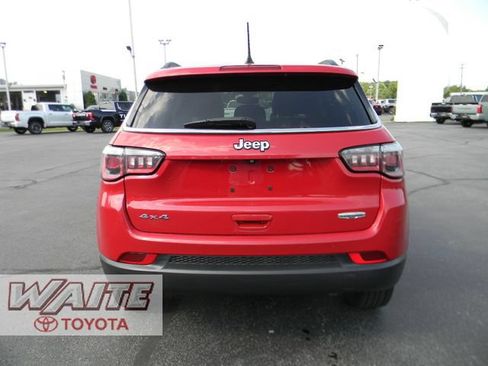 Used 2019 Jeep Cherokee Latitude Plus w/ Comfort/Convenience Group AWD/4WD image 3