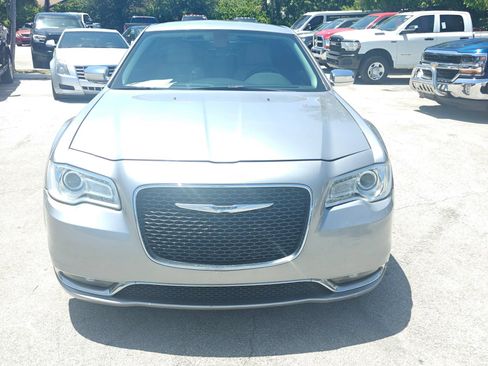 Used 2018 Chrysler 300 Limited RWD image 2
