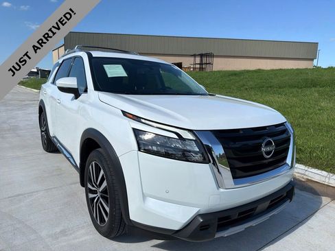 Certified 2025 Nissan Pathfinder Platinum w/ Cargo Package FWD image 3