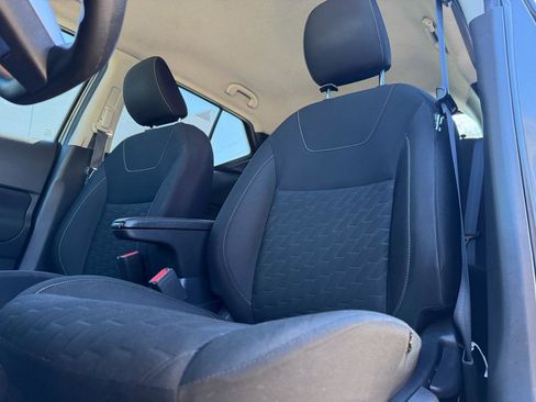 Used 2021 Nissan Kicks S FWD image 10