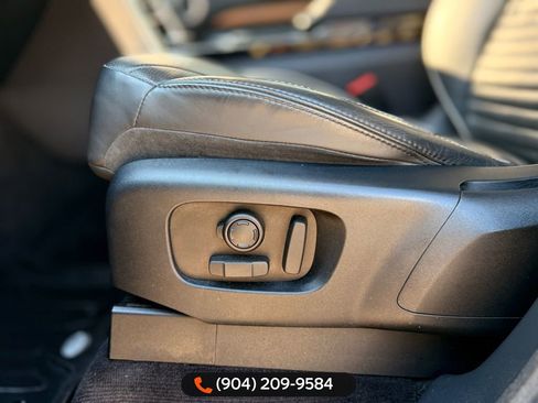 Used 2017 Land Rover Discovery HSE image 11