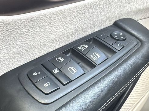 Used 2023 Chrysler Voyager LX image 27