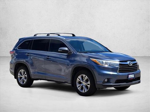 Used 2015 Toyota Highlander XLE FWD image 3
