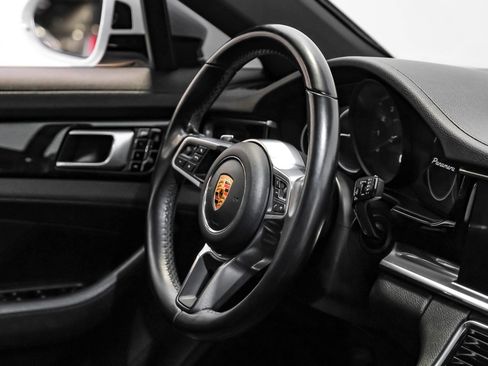 Used 2019 Porsche Panamera image 9