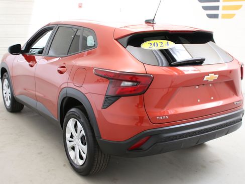 Used 2024 Chevrolet Trax LS FWD image 6