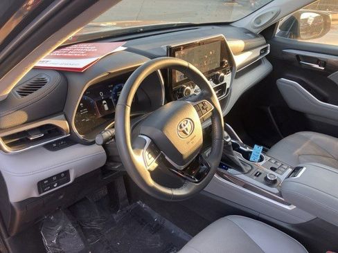 Used 2023 Toyota Highlander Limited image 13