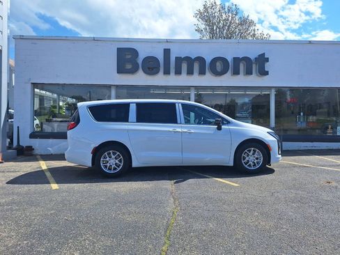 New 2027 Chrysler Pacifica Select FWD image 2