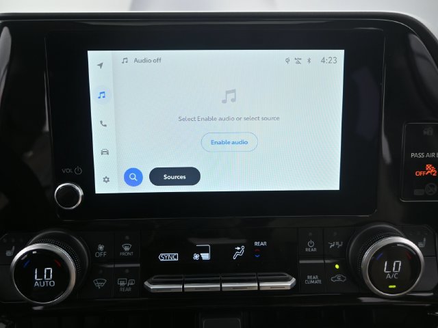 Used 2025 Toyota Highlander XLE FWD image 7