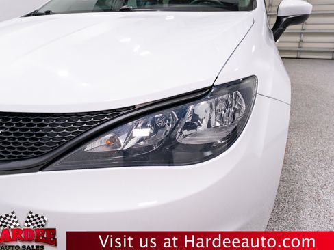 Used 2023 Chrysler Voyager LX FWD image 8