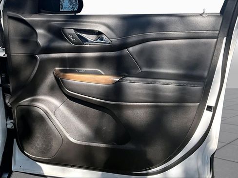 Used 2022 GMC Acadia SLE FWD image 23