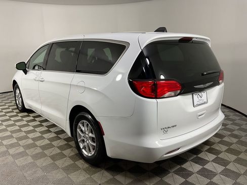 Used 2022 Chrysler Voyager LX image 7