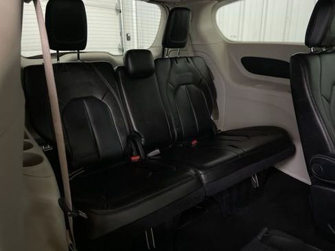 Used 2023 Chrysler Pacifica Touring-L image 16