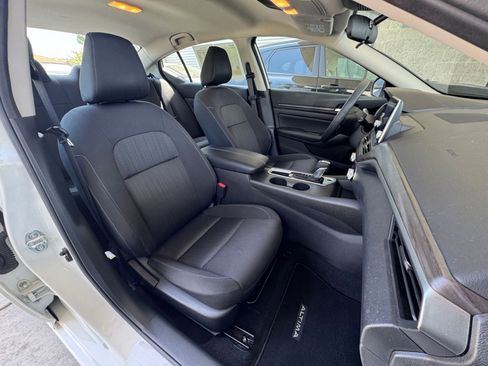 Used 2025 Nissan Altima 2.5 SV FWD image 37