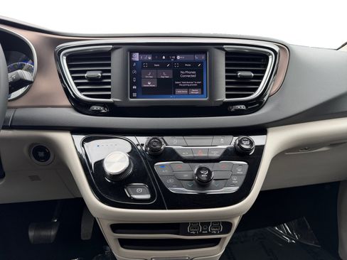 Used 2023 Chrysler Voyager LX FWD image 8