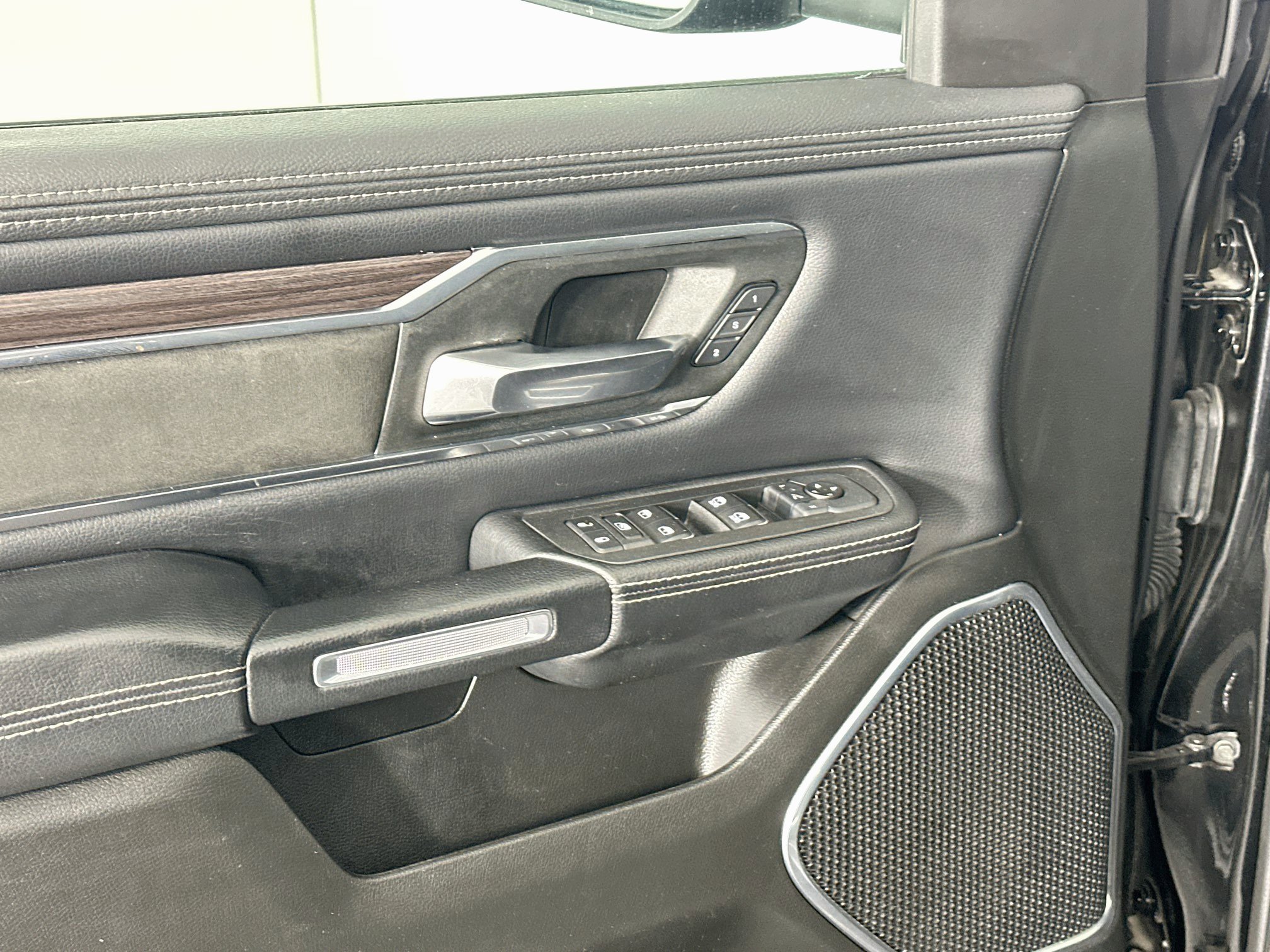 Used 2025 RAM 1500 Laramie w/ Sport Appearance Package AWD/4WD image 15