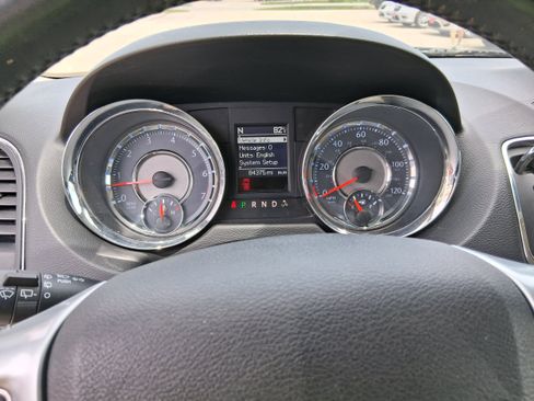 Used 2013 Chrysler Town & Country Touring FWD image 11