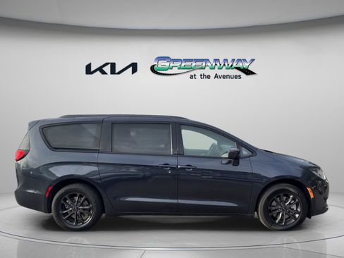 Used 2020 Chrysler Pacifica Touring-L image 5