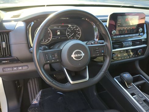 Used 2025 Nissan Pathfinder SV FWD image 18