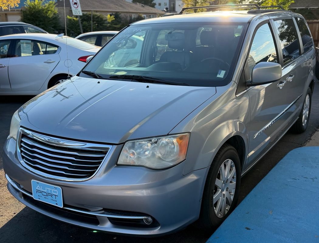 Used 2014 Chrysler Town & Country Touring FWD image 6