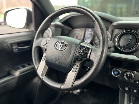 Used 2018 Toyota Tacoma TRD Off-Road w/ Technology Package image 11