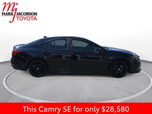 Used 2025 Toyota Camry SE w/ Convenience Package image 8