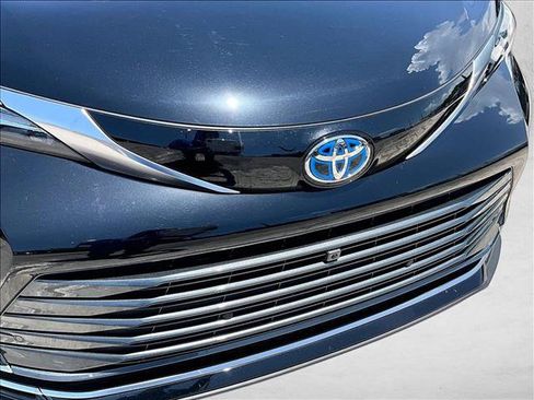 Used 2025 Toyota Sienna Platinum AWD/4WD image 28