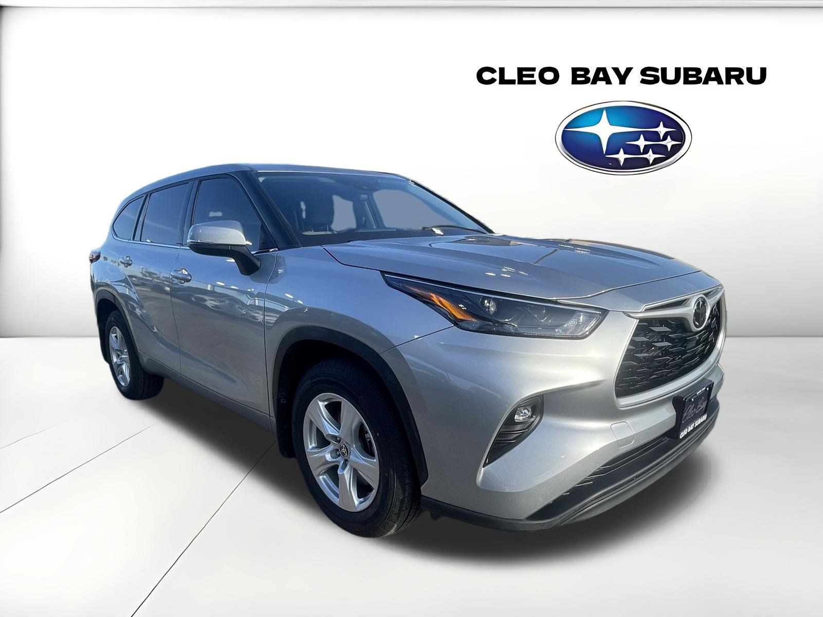 Used 2022 Toyota Highlander LE FWD image 1