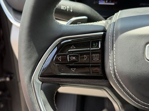 Used 2023 Jeep Grand Cherokee Overland RWD image 16