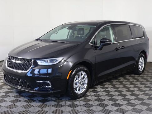 Used 2023 Chrysler Pacifica Touring-L FWD image 8