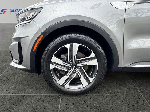 Used 2023 Kia Sorento EX image 16