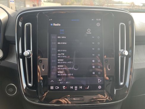 Used 2025 Volvo XC40 B5 Plus image 23