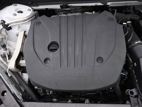 Used 2023 Volvo XC60 B5 Plus image 34