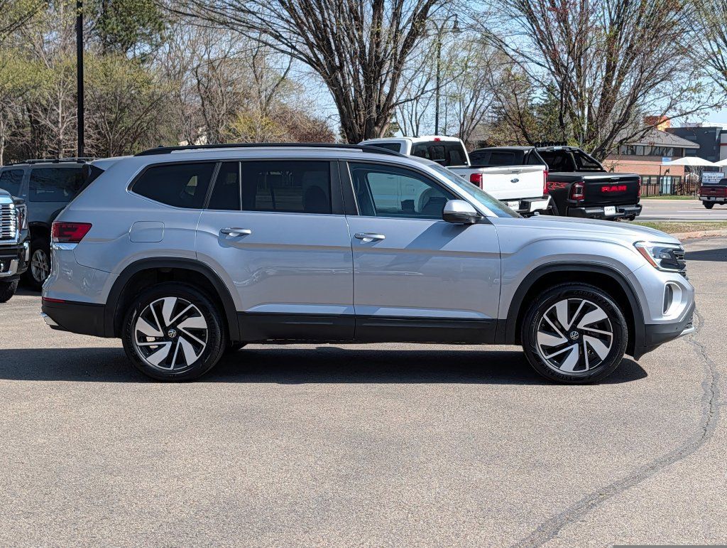 Used 2025 Volkswagen Atlas SE AWD/4WD image 16