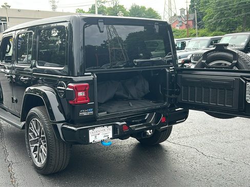 Certified 2023 Jeep Wrangler Unlimited Sahara AWD/4WD image 8