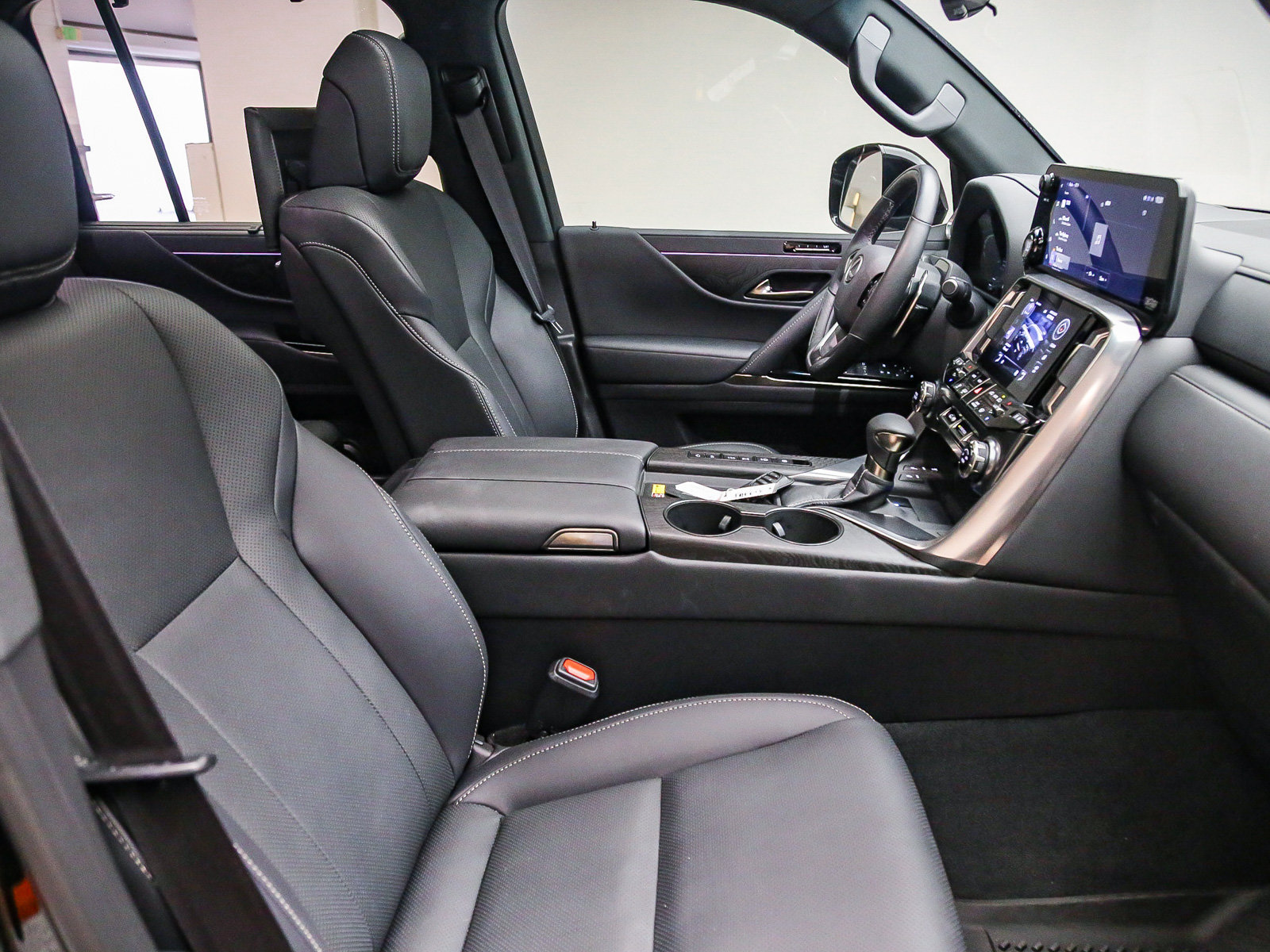 Used 2025 Lexus LX 600 4WD w/ Appearance Package image 16