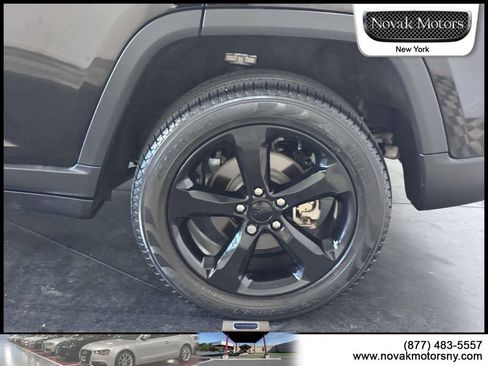 Used 2023 Jeep Grand Cherokee Limited w/ Black Appearance Package AWD/4WD image 6