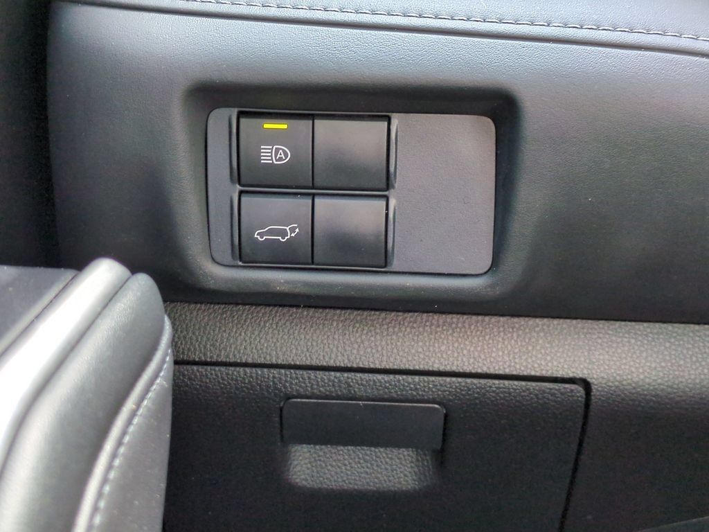 Used 2021 Toyota Highlander XLE FWD image 14