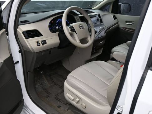 Used 2013 Toyota Sienna XLE FWD image 2