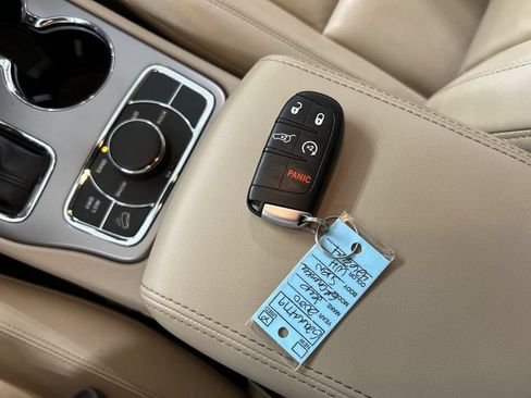 Used 2020 Jeep Grand Cherokee Limited AWD/4WD image 12