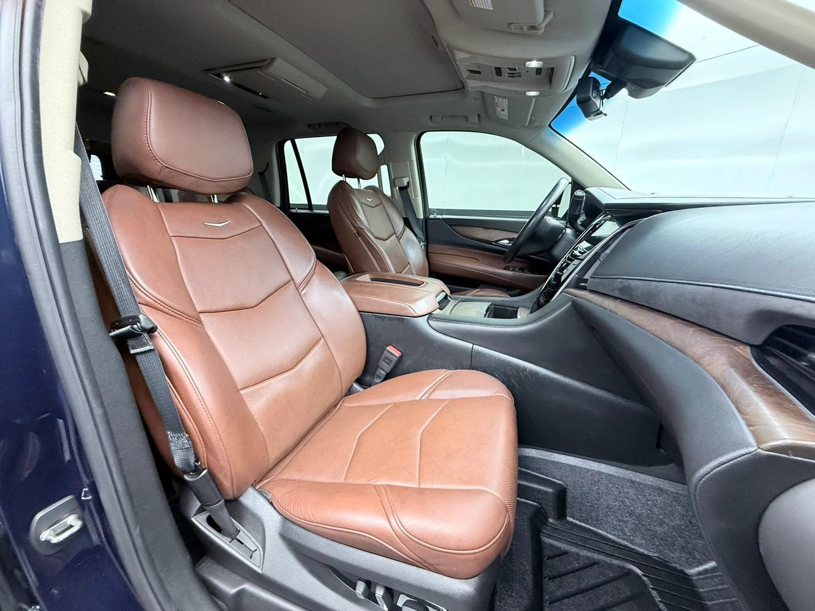 Used 2018 Cadillac Escalade Premium Luxury AWD/4WD image 10