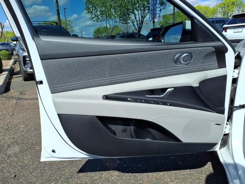 Certified 2025 Hyundai Elantra Limited FWD image 18