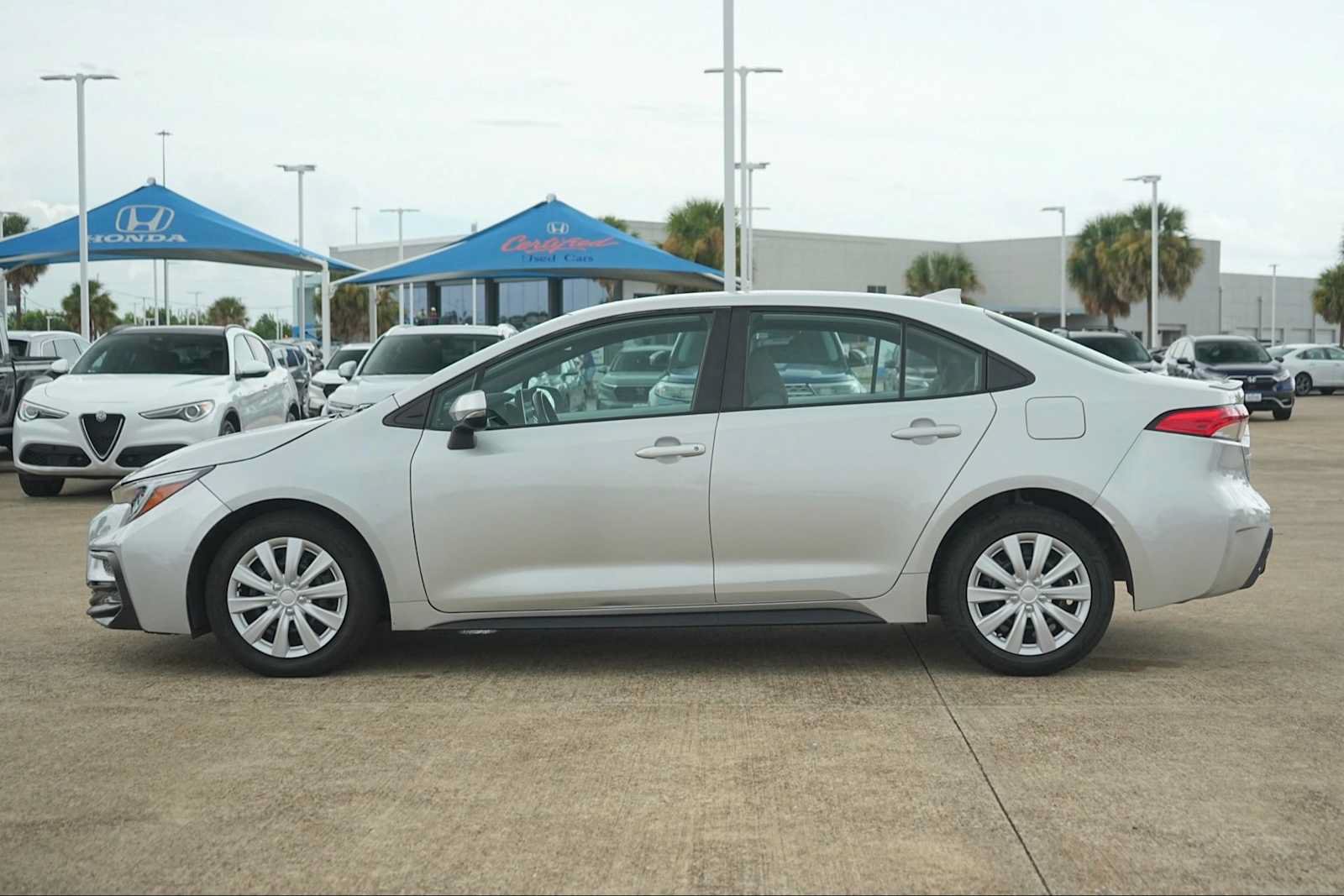Used 2024 Toyota Corolla SE FWD image 3