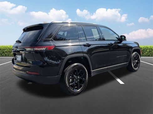 Used 2025 Jeep Grand Cherokee Altitude AWD/4WD image 5