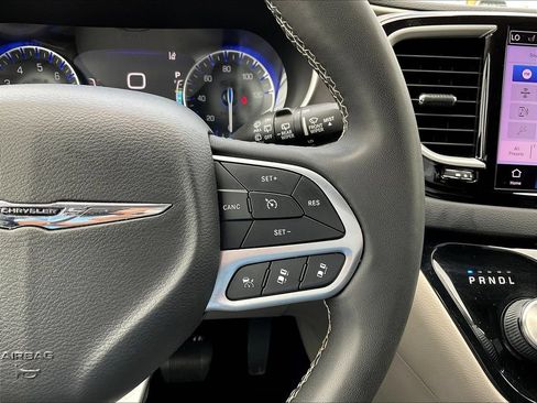 Used 2023 Chrysler Pacifica Touring-L FWD image 14