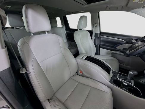 Used 2017 Toyota Highlander Limited image 30