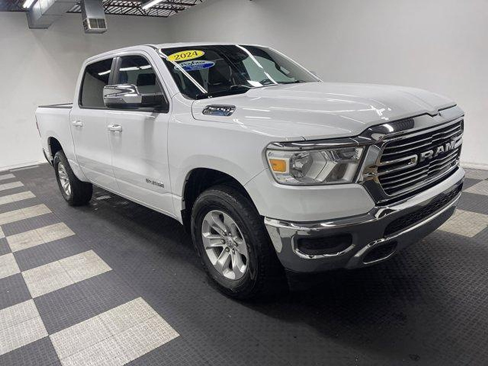 Used 2024 RAM 1500 Laramie AWD/4WD image 5