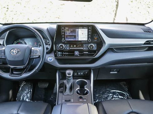 Used 2021 Toyota Highlander XLE AWD/4WD image 12