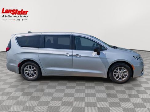 Used 2024 Chrysler Pacifica Touring-L FWD image 6